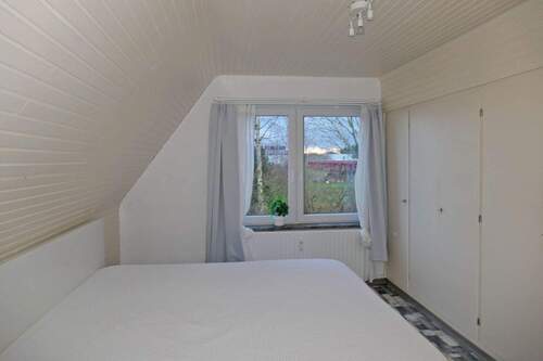 Schlafzimmer mit Einbauschränken - 