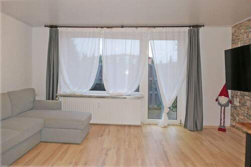 Wohnzimmer mit Tür zum Garten - Doppelhaushälfte mit 112,00 m&sup2; in Freiburg (Elbe) zur Miete