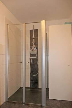 Bad mit Duschkabine - 