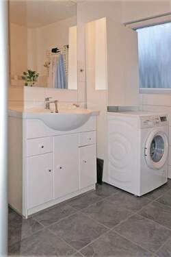 Bad mit Waschtisch und Waschmaschinenanschluß - 