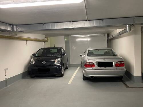 Tiefgaragenstellplatz zzgl. Metallschrank - 