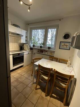 Küche mit Sitzmöglichkeit - 