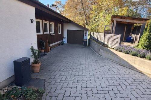 Einfahrt Garage + Stellplatz - 7 Zimmer Einfamilienhaus zum Kaufen in Bad Urach