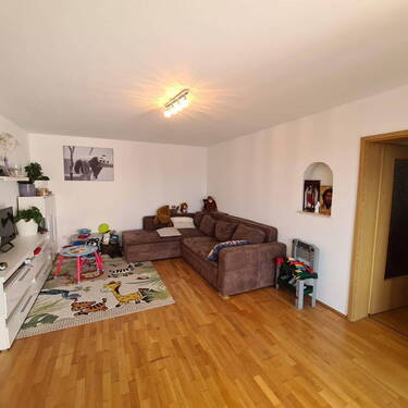 Wohnzimmer - Reserviert: 3,5-Zi-Wohnung mit BalkonEBKTG in MM, frei zum 1.9.25