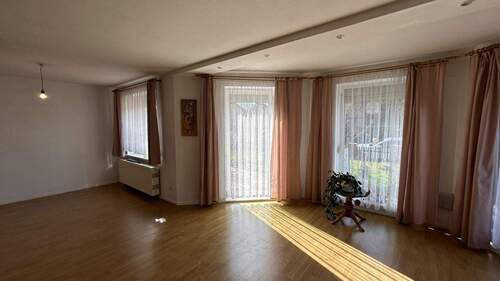 Großzügiges Wohnzimmer - 