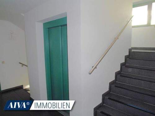 Treppenhaus mit Aufzug - Etagenwohnung mit 53,90 m&sup2; in Dresden zur Miete