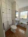 Bad mit neuem Waschbecken u. Toilette - 