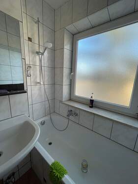Bad mit Wanne/Dusche - 