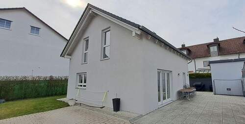 Hausansicht - Neuwertiges, freistehendes Einfamilienhaus mit EBK und Kaminofen in ruhiger Lage von Waldkraiburg!