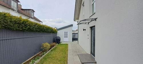 Seite Hauseingang - 4 Zimmer Einfamilienhaus zum Kaufen in Waldkraiburg