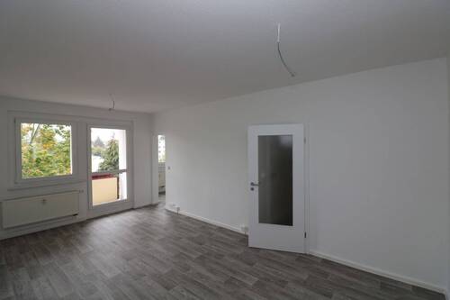 Wohnzimmer - Schachmatt für hohe Mieten...günstige 3-RW mit Wanne u. Balkon!!!