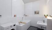 Ein modern gefliestes Badezimmer, inklusive Wanne - 