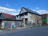 Ansicht seitlich mit Balkon und Garage - Einfamilienhaus mit idyllischer Scheune und geräumiger Doppelgarage in schönem Ambiente
