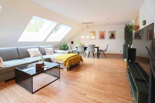 02 Wohnzimmer - Helle 3-Zimmer-Wohnung in Schloß Neuhaus mit Effizienz B, Einbauküche, TG-Stellplatz!