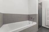 Badezimmer mit Dusche und Badewanne - 