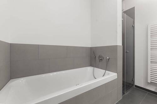 Badezimmer mit Dusche und Badewanne - 