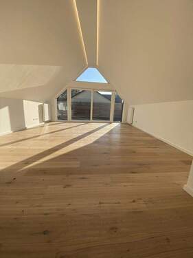 Wohnzimmer - Alt-Wittlaer: Kernsanierte Premium-Doppelhaushälfte in direkter Rheinnähe