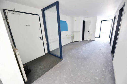 Flur / Eingangsbereich - 8 Zimmer Büro zum Kaufen in Lage
