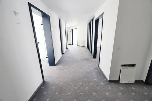 Flur - 8 Zimmer Büro in Lage