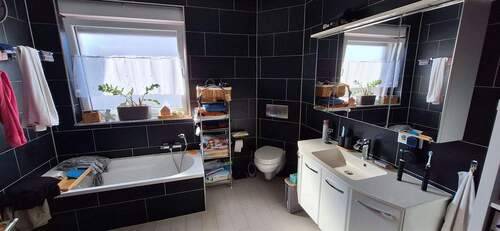 Bad mit Wanne & Dusche - 