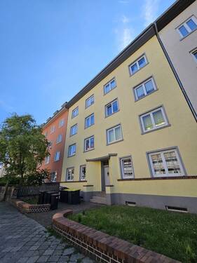 Hausansicht - Gemütliche 3-Raum-Wohnung mit Balkon im Erdgeschoss!