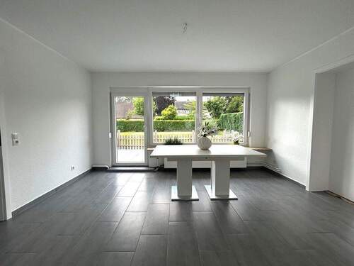 Essbereich mit Zugang zur Terrasse - 