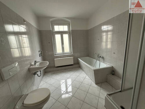 Bad - 2-Raum-Wohnung in Neukirchen! - 300,00&nbsp;EUR Kaltmiete, ca.&nbsp; 60,20&nbsp;m&sup2;&nbsp;Wohnfl&auml;che