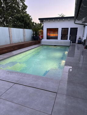 Poolanlage mit Block auf Sauna - Modernes Einfamilienhaus Pool Sauna PROVISIONSFREI