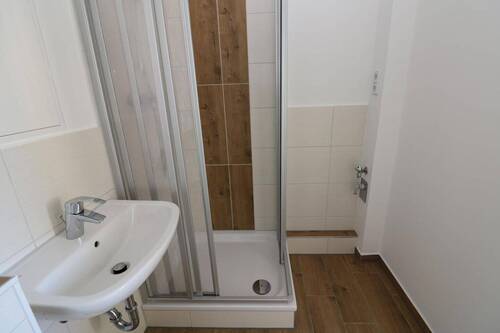 Bad mit Dusche - 
