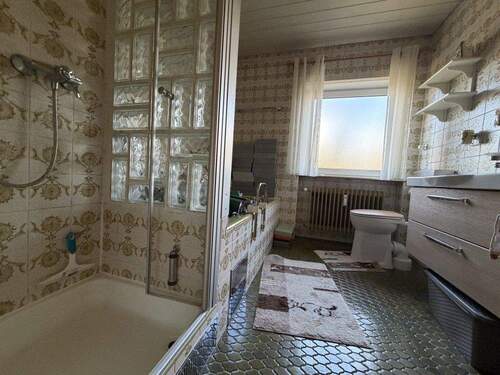 Bad mit Dusche und Wanne - 