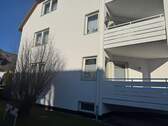 Ansicht von der Einfahrt mit Sicht auf die Wohnung und Balkon - Moderne vermietete 3-Zimmer-Wohnung mit Balkon im Herzen von Groß Ellershausen-Göttingen