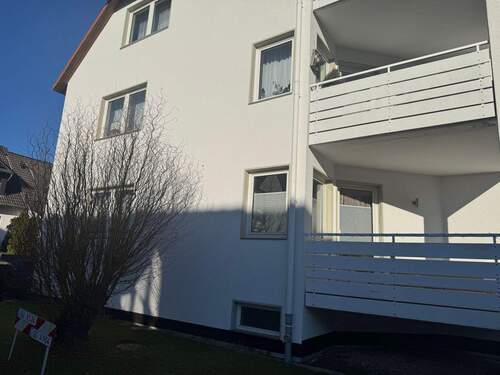 Ansicht von der Einfahrt mit Sicht auf die Wohnung und Balkon - Moderne vermietete 3-Zimmer-Wohnung mit Balkon im Herzen von Groß Ellershausen-Göttingen