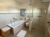 Bad mit Wanne und Dusche - 