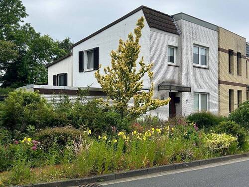 Außenansicht - Einfamilien-Doppelhaushälfte mit Nebengebäude und Garage
