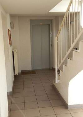Flur mit Aufzug - 
