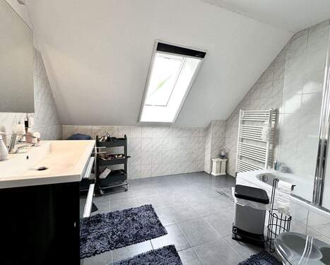 Geräumiges Badezimmer mit Badewanne und Dusche - 