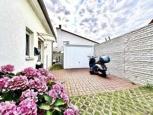 Blick zur Garage und links das Haus - 5 Zimmer Doppelhaushälfte zum Kaufen in Langenhagen