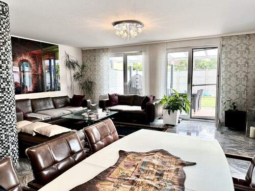 Blick vom Essbereich zu Wohnzimmer und in die Terrasse - 