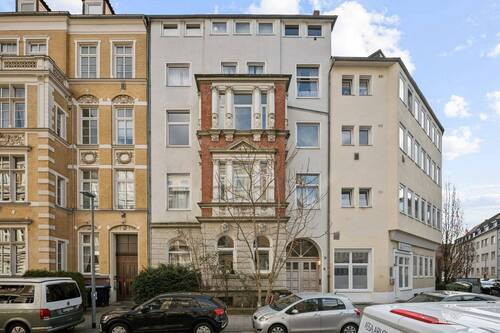 Blick auf das Gebäude - LENAU - Zentral wohnen oder investieren - 2-Zimmer-Wohnung in gefragter Lage!