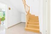 Treppenaufgang.jpg - Einfamilienhaus mit 180,30 m² in Vilgertshofen zum Kaufen