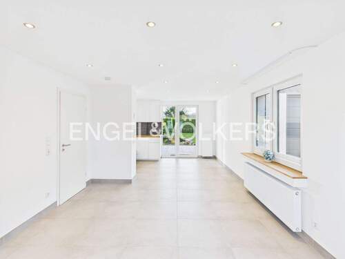 Wohn- und Esszimmer - Frisch saniert und sofort bezugsfertig! Endhaus in familienfreundlicher Lage