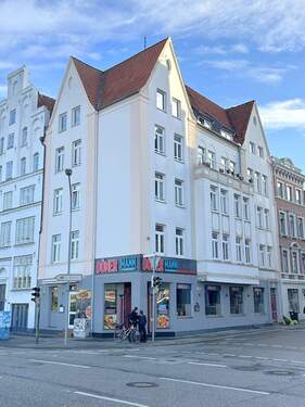 Außenansicht m. Eingang zur Gaststätte - 