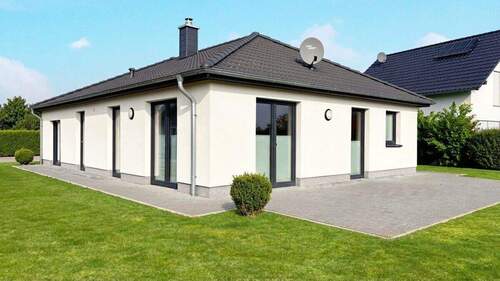 Objektansicht mit Terrasse im Sommer - Zu Mieten - Traumbungalow mit hochwertiger Ausstattung