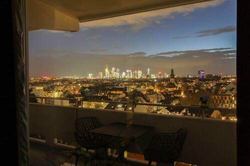 Skyline Abend - Skylineblick im 10. OG: Stilvoll modernisierte 2-Zimmer-Wohnung in Top-Lage Frankfurt