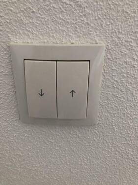 Alle Fenster haben elektrische Rollläden - 