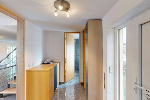 Eingangsbereich mit Gäste-WC - 7 Zimmer Einfamilienhaus zum Kaufen in Dorfen