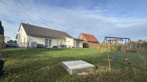 Rückansicht mit Garten - 