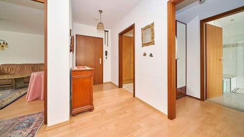 OG_Flur_01 - 5 Zimmer, 2 Bäder, 2 Balkone! - 490.000,00 EUR Kaufpreis, ca.  120,00 m² Wohnfläche