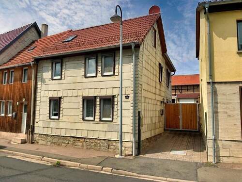 Einfahrt zum Hof und den Garagen - 6 Zimmer Reihenendhaus zum Kaufen in Nottertal-Heilinger Höhen