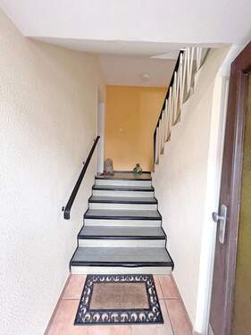 Anischt Treppenhaus.jpg - 9 Zimmer Mehrfamilienhaus, Wohnhaus in Veitsbronn